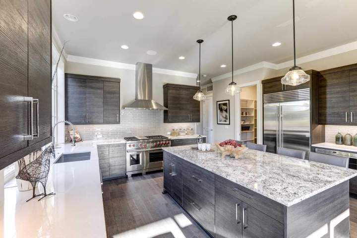 Est-ce que les comptoirs en granite et quartz résistent aux taches et à la chaleur ? Montréal