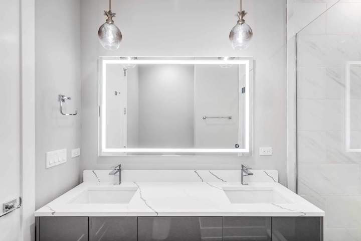<p>Installation comptoirs de salle de bains, Westmount</p>